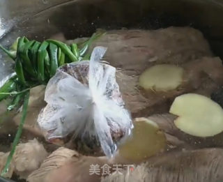 牛肉米粉汤的做法步骤：3