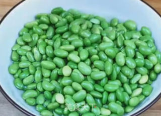 鲜虾炒毛豆的做法步骤：1