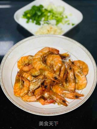 油焖大虾的正确做法，味香鲜美。的做法步骤：3