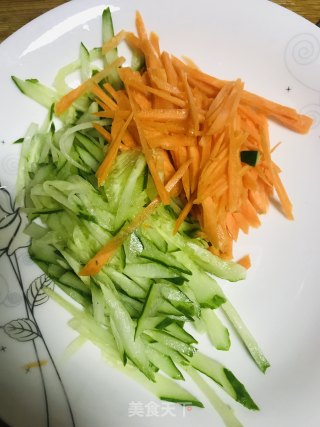 麻酱凉面的做法步骤：1