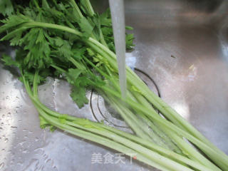 芹菜虾肉馅锅贴的做法步骤：2
