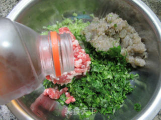 芹菜虾肉馅锅贴的做法步骤：7
