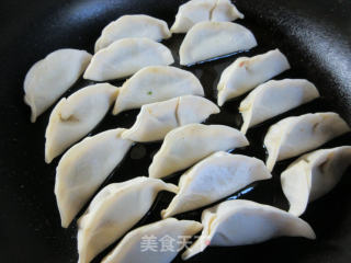 芹菜虾肉馅锅贴的做法步骤：15