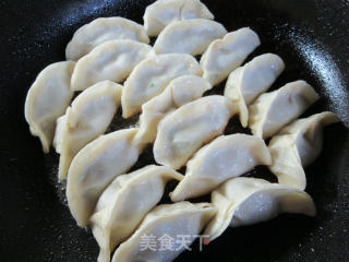 芹菜虾肉馅锅贴的做法步骤：17