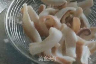 芹菜炒鱿鱼的做法步骤：2