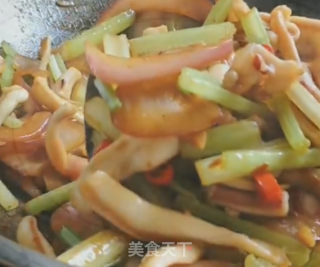 芹菜炒鱿鱼的做法步骤：6
