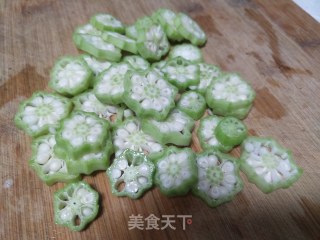 秋葵蒸蛋的做法步骤：2