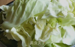五花肉炒包菜的做法步骤：1