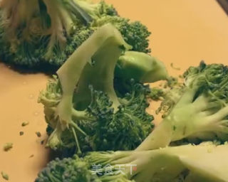西兰花炒腊肉的做法步骤：3