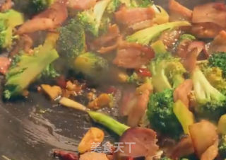 西兰花炒腊肉的做法步骤：10