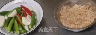 双椒炒虾皮的做法步骤：1