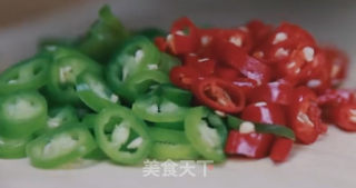 双椒炒虾皮的做法步骤：2