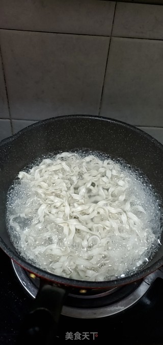 炸鱼生菜汤面的做法步骤：2