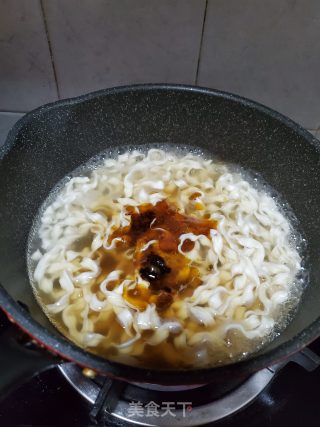炸鱼生菜汤面的做法步骤：3