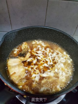 炸鱼生菜汤面的做法步骤：4
