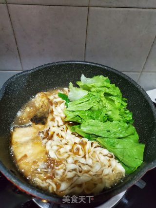 炸鱼生菜汤面的做法步骤：5