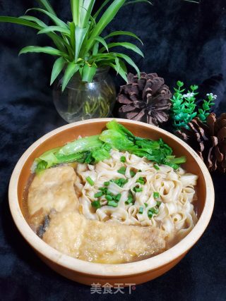 炸鱼生菜汤面的做法步骤：7