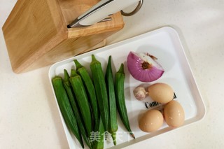 秋葵炒鸡蛋的做法步骤：1