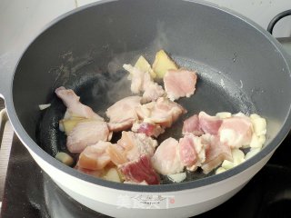 五花肉炖油豆的做法步骤：3