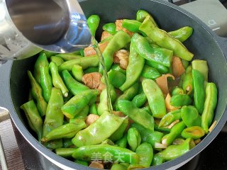 五花肉炖油豆的做法步骤：5