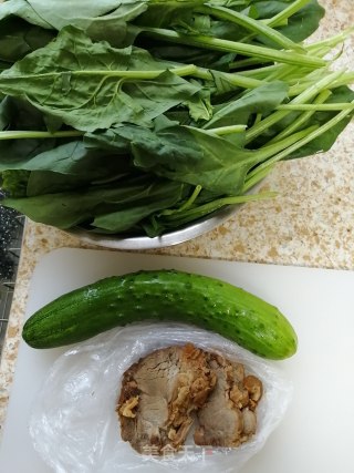 牛肉凉拌菠菜的做法步骤：1