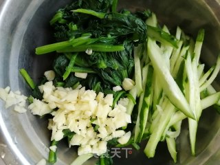 牛肉凉拌菠菜的做法步骤：2