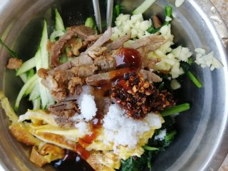 牛肉凉拌菠菜的做法步骤：4