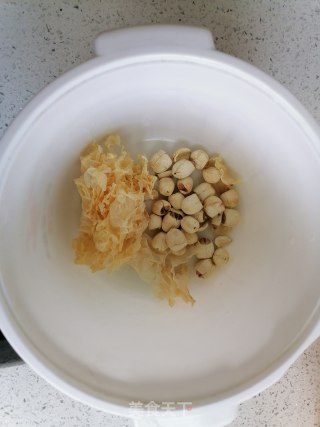 银耳莲子羹的做法步骤：1
