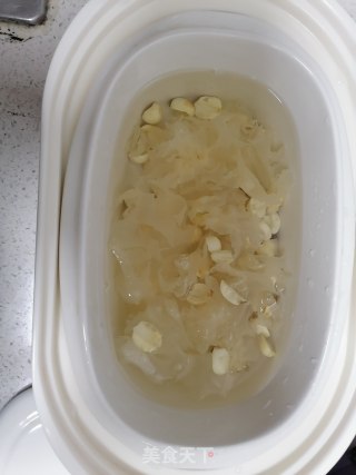 银耳莲子羹的做法步骤：3