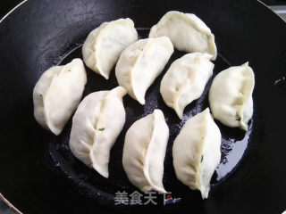 油菜鸡蛋馅煎饺的做法步骤：11