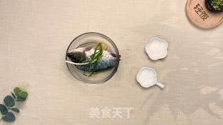红烧鲫鱼丨肉质紧味道鲜美的做法步骤：2