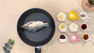 红烧鲫鱼丨肉质紧味道鲜美的做法步骤：3