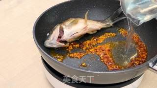 红烧鲫鱼丨肉质紧味道鲜美的做法步骤：4
