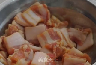 蒜苗炒肉的做法步骤：2