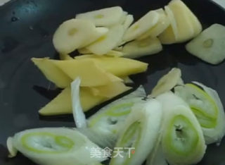 蒜苗炒肉的做法步骤：3