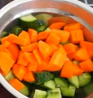 杂蔬鸡丁的做法步骤：1