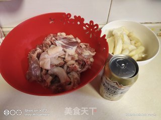 嫩姜啤酒焖鸭的做法步骤：2