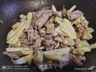 嫩姜啤酒焖鸭的做法步骤：3