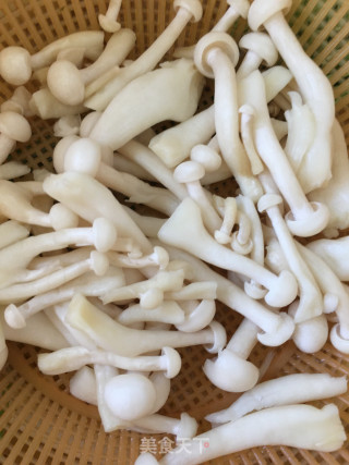 海鲜菇娃娃菜鱼面筋汤的做法步骤：2