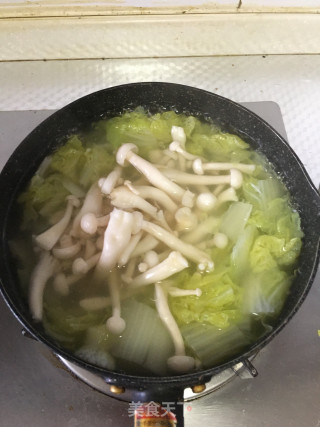 海鲜菇娃娃菜鱼面筋汤的做法步骤：6