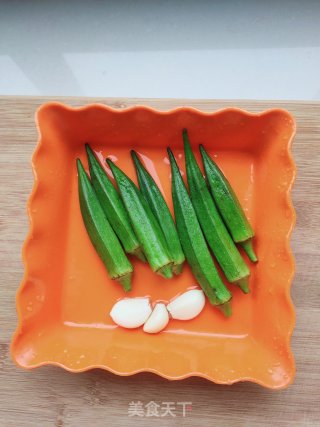 油泼蒜香秋葵的做法步骤：1