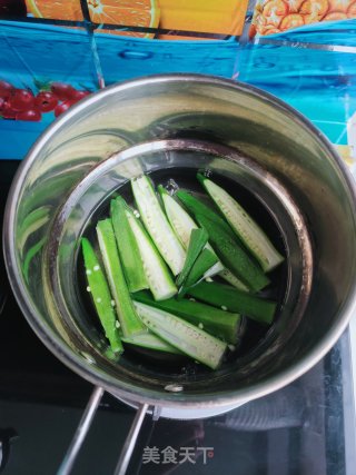 油泼蒜香秋葵的做法步骤：3
