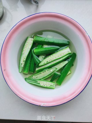 油泼蒜香秋葵的做法步骤：4