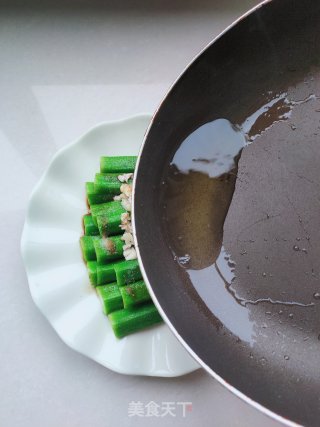 油泼蒜香秋葵的做法步骤：9