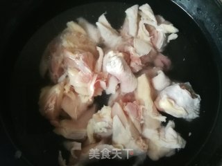 胡萝卜山药炖鸡腿的做法步骤：2