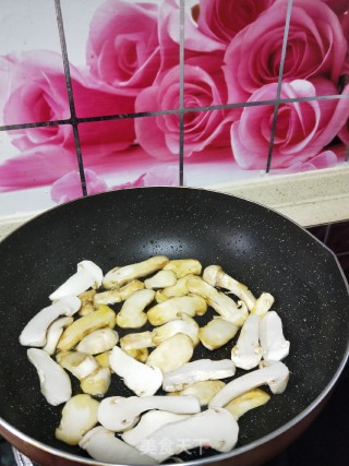 黄油煎松茸的做法步骤：4