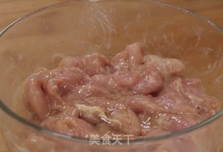 葱爆肉片的做法步骤：1