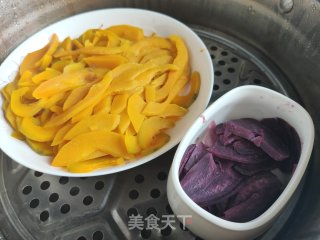 毛毛虫南瓜香肠花卷的做法步骤：1