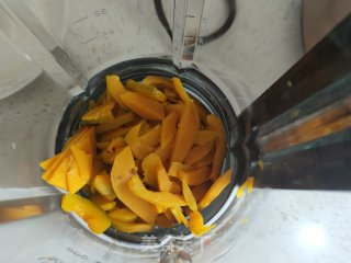 毛毛虫南瓜香肠花卷的做法步骤：2