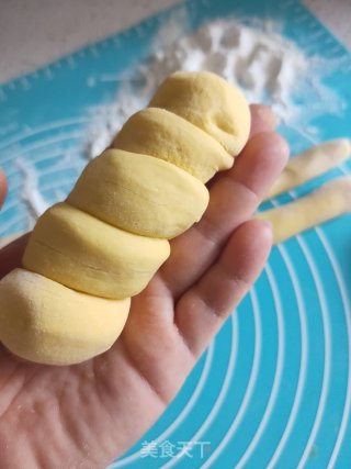 毛毛虫南瓜香肠花卷的做法步骤：16